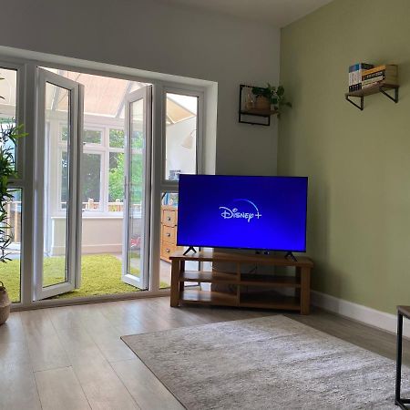 Accessible 3-Bedroom Bungalow With Patio +Driveway เซาธ์แธมป์ตัน ภายนอก รูปภาพ